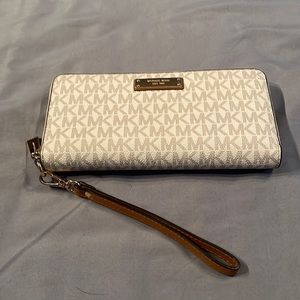 Michael Kors zip wristlet